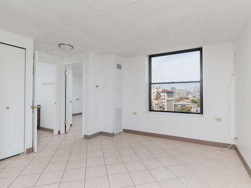 Room with Tiled Floor | Commonwealth Apartments