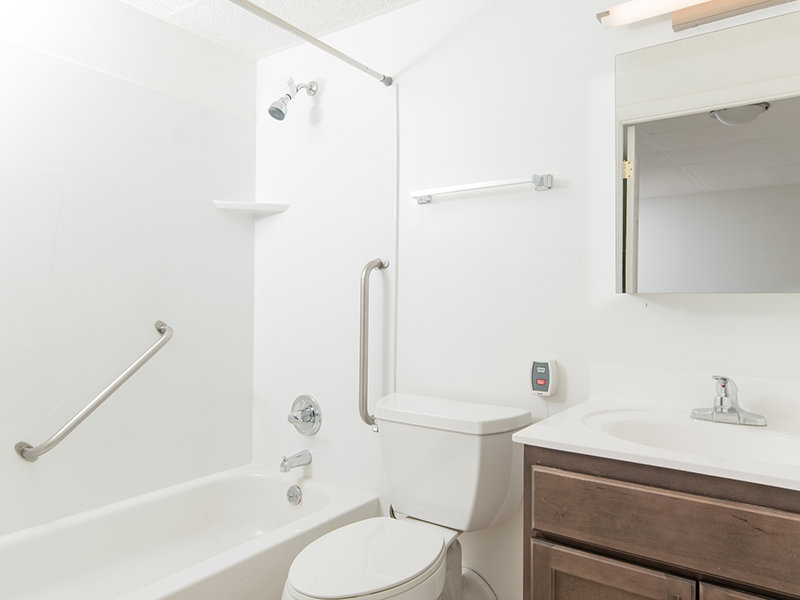 Bathroom | Commonwealth Apartments