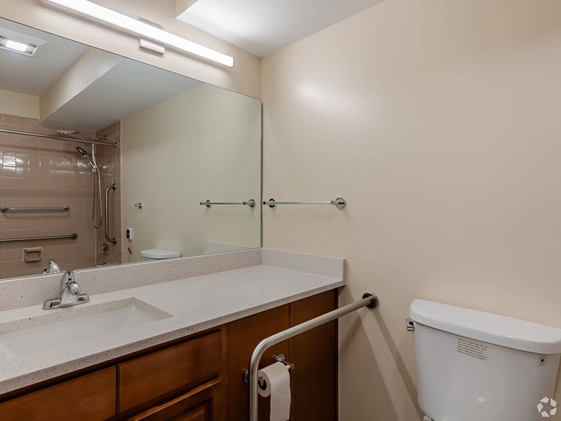 Bathroom | Huntington Towers