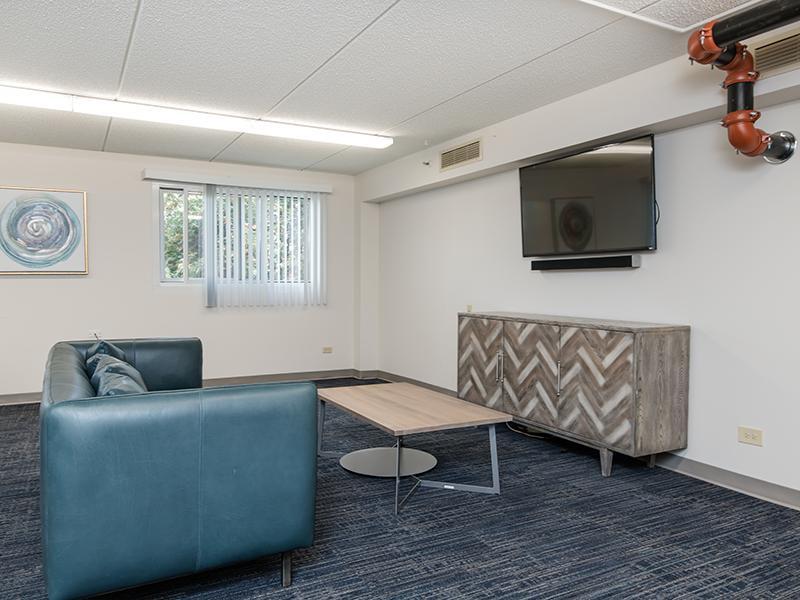 Lounge | Centennial North Apartments in Mount Prospect, IL