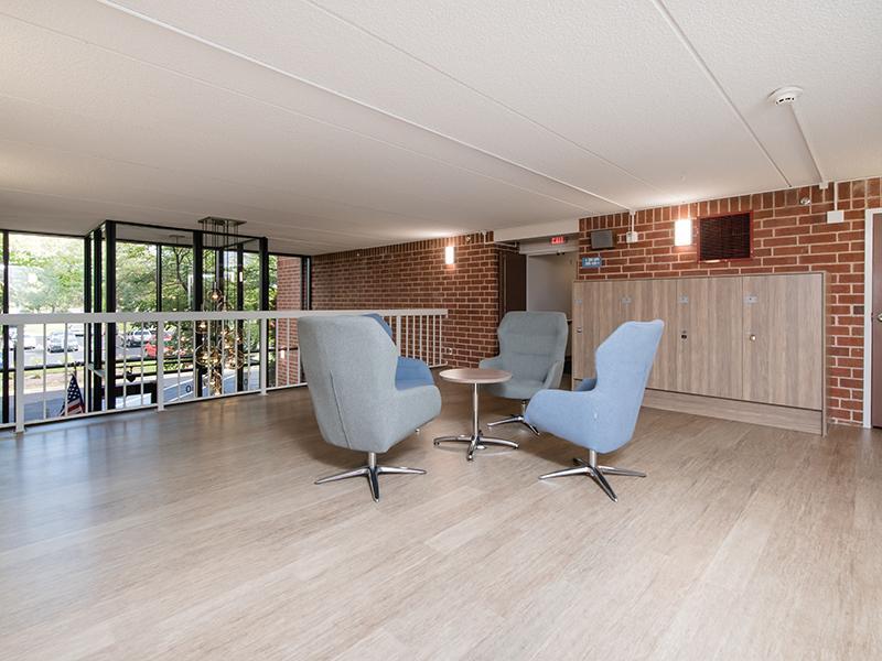 Seating Area | Centennial South Apartments in Mount Prospect, IL