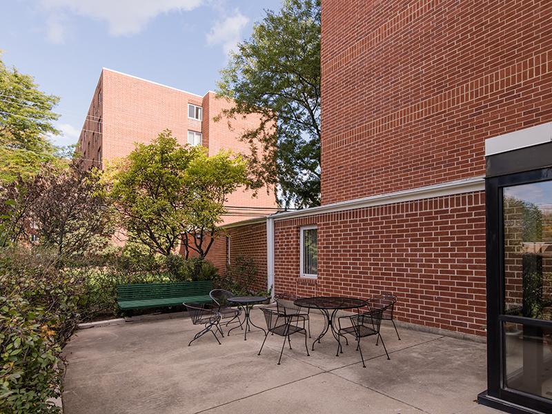 Outdoor Seating | Centennial South Apartments in Mount Prospect, IL