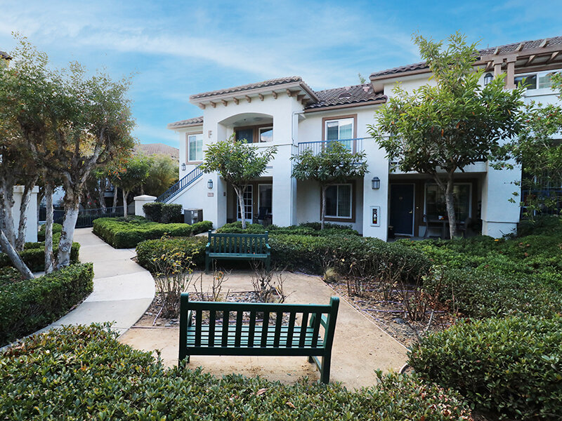 Exterior Seating | Seasons Senior
