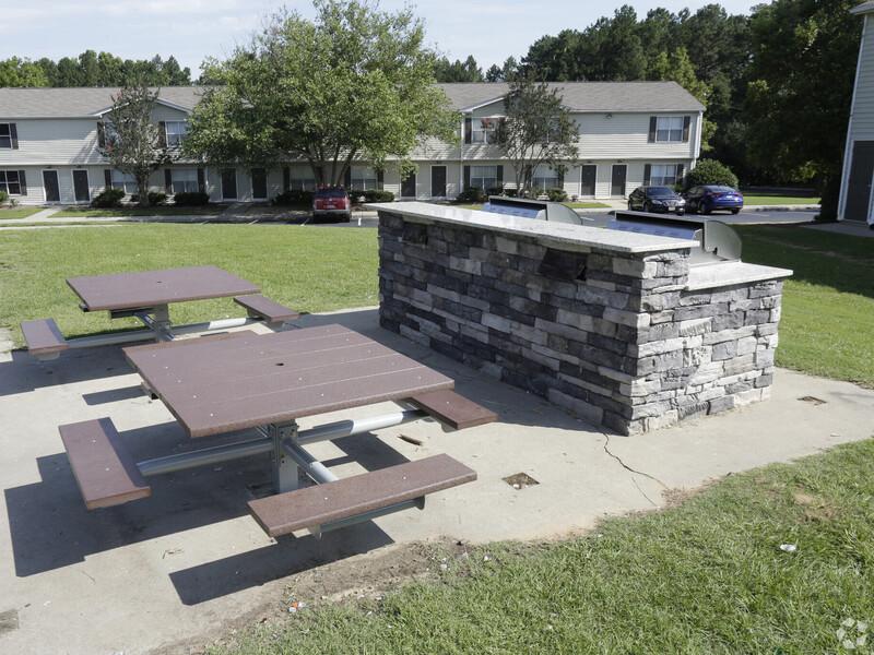 Picnic Tables | River Crest Apartments in Columbia, SC