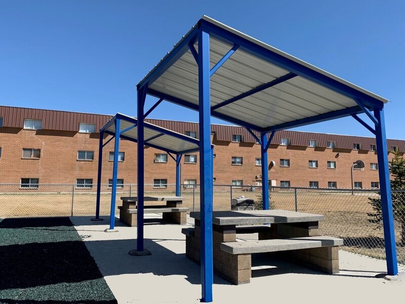 Outdoor Seating | White Mountain Apartments in Rock Springs, WY