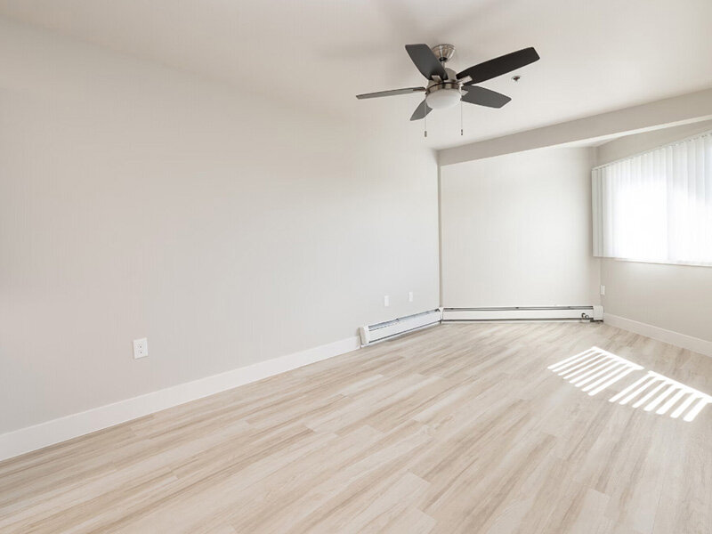 Spacious Room with Ceiling Fan | Mountain Manor