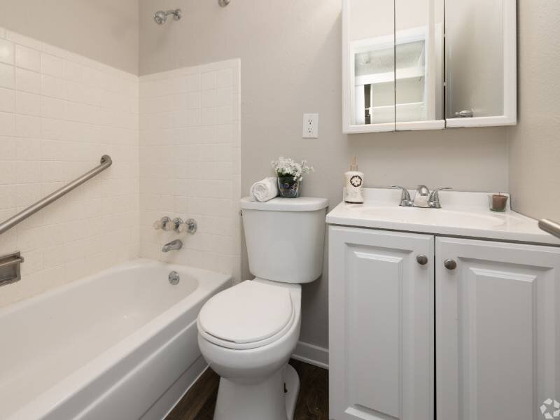 Bathroom | Airlan Arms Apartments