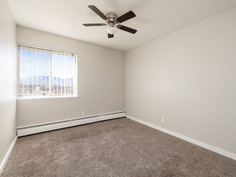 Bedroom with Ceiling Fan | Airlan Arms Apartments
