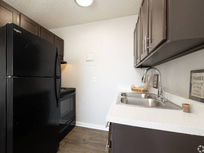 Kitchen | Airlan Arms Apartments