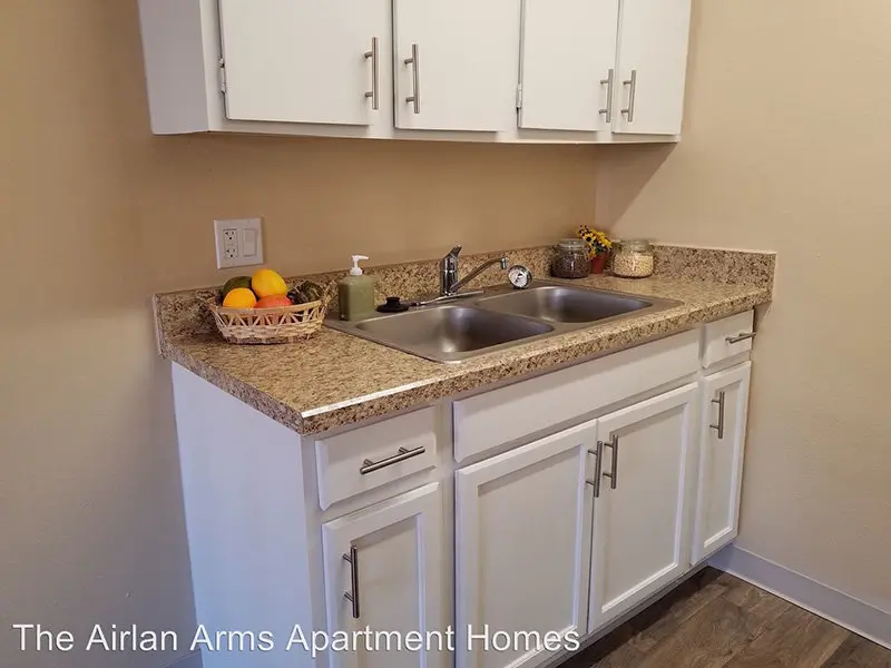 Kitchen | Airlan Arms Apartments