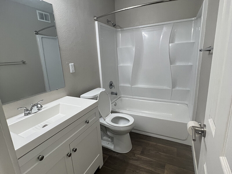 Apartment Bathroom | Airlan Arms