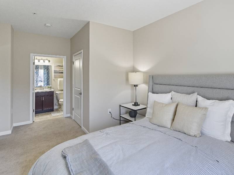 Bedroom and Bathroom | The Monarch on East Broad Apartments