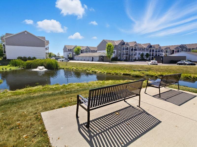 Pond Seating | The Monarch on East Broad Apartments