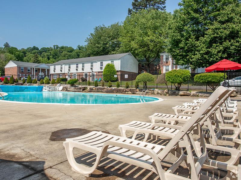 Apartments with a Pool | Greenbrier Gardens