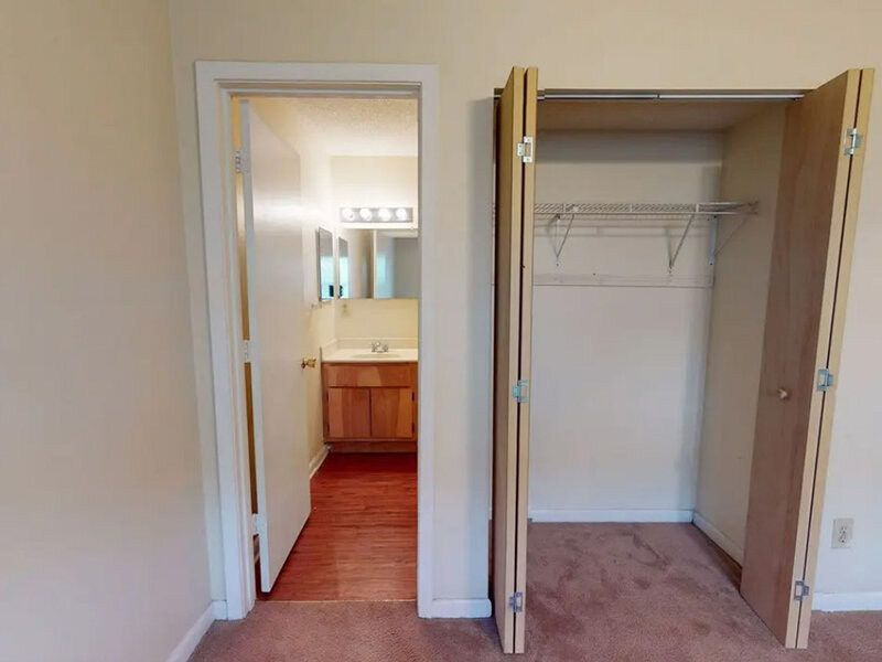 Closet | Holiday Cove