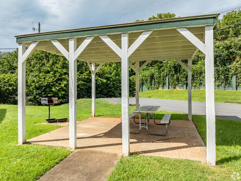 BBQ & Picnic Area | Holiday Cove in Forsyth, GA