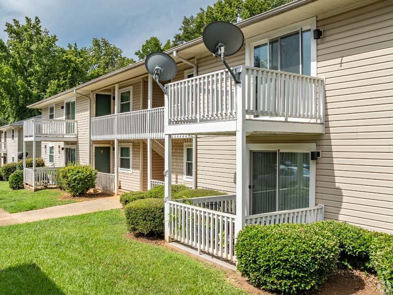 Apartment Exterior | Holiday Cove in Forsyth, GA