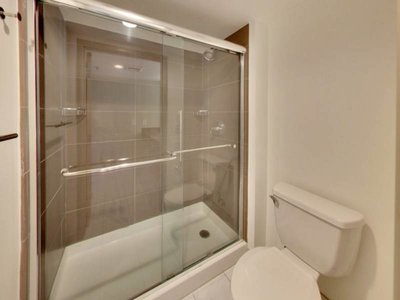 Shower/Tub | Sunrise Station in Rancho Cordova