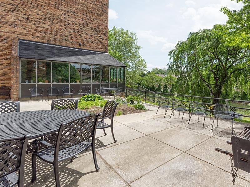 Patio | Lakeview Apartments