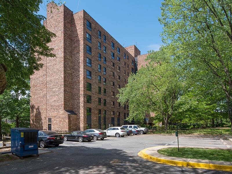 Building | Lakeview Apartments