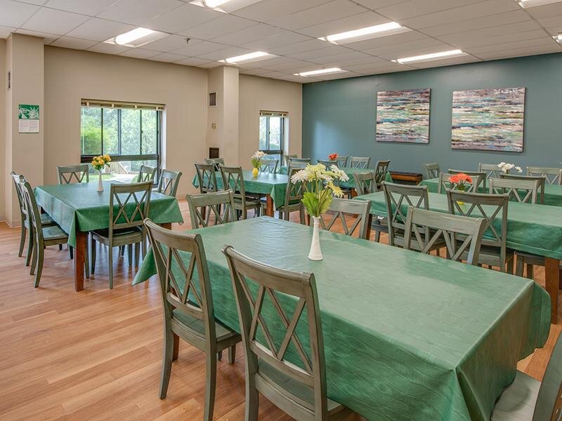 Resident Seating With Tables and Chairs | Lakeview Apartments