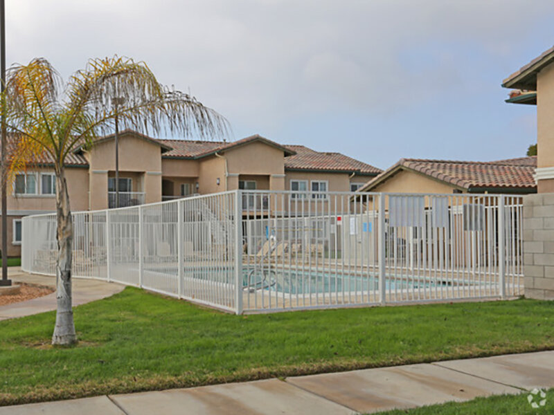 Apartments with a Swimming Pool | Lindsay Family Apartments