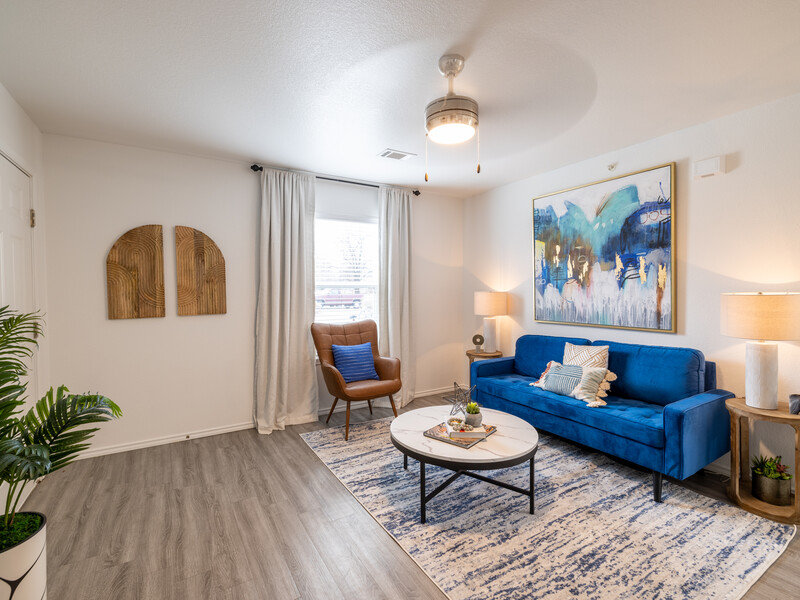 Front Room | Frisco Apartments on Walnut