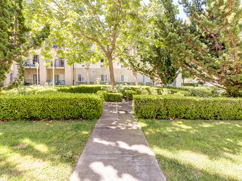 Beautiful Landscaped Grounds | Bay View Vista Senior Living Apartments