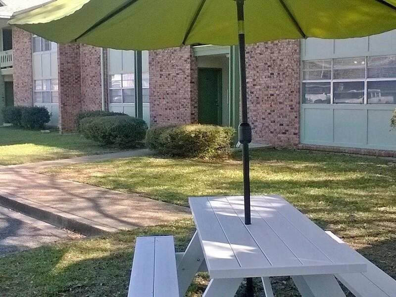 Picnic Table | Bandywood Apartments in Pascagoula, MS