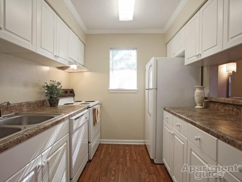 Kitchen | Bandywood Apartments in Pascagoula, MS