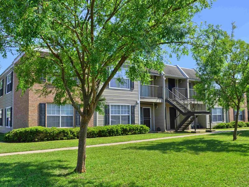 Beautiful Landscaping | Regency Woods Apartments in Pascagoula, MS