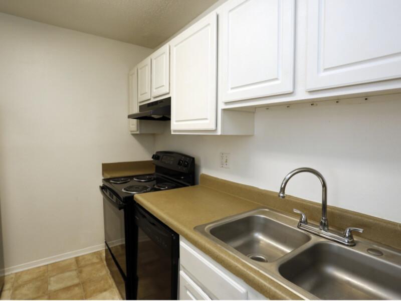 Fully Equipped Kitchen | Regency Woods Apartments in Pascagoula, MS