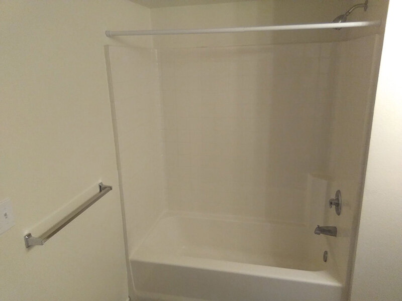 Tub/Shower | 3 Bedroom | Summit Ridge Apartments
