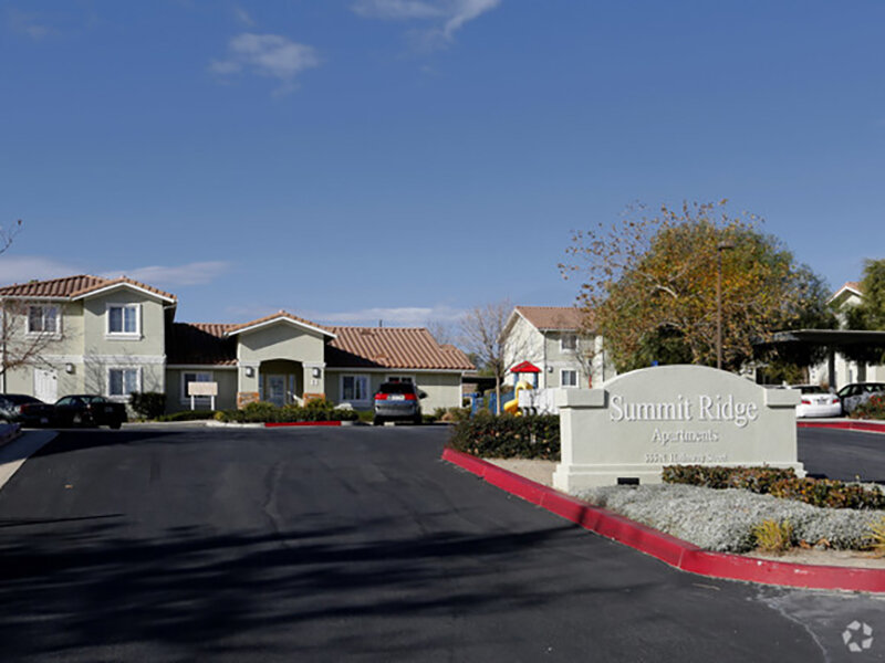 Apartment Sign | Summit Ridge