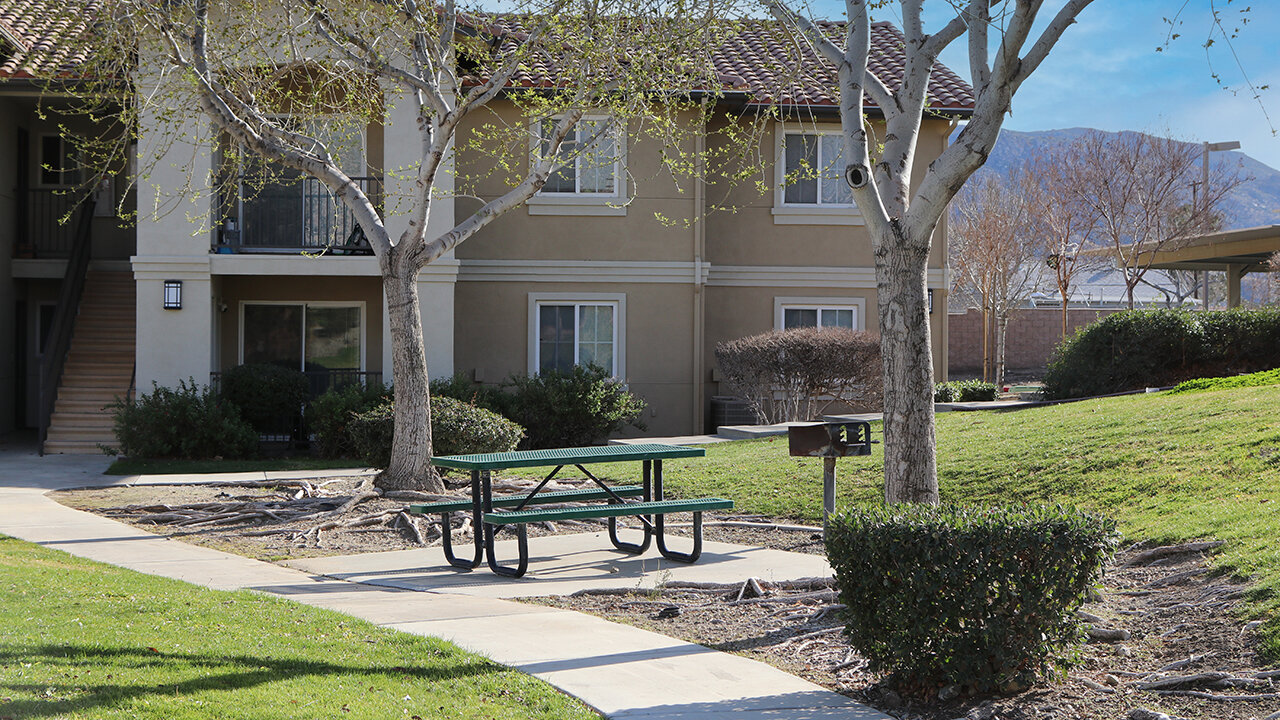Summit Ridge Apartments Neighborhood
