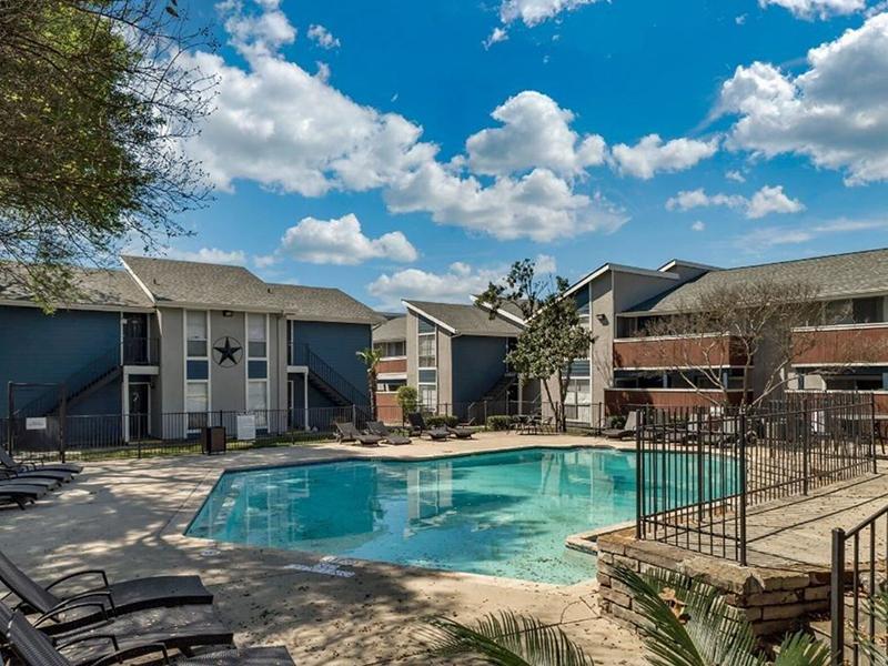 Swimming Pool | Alamo Oaks San Antonio Apartments