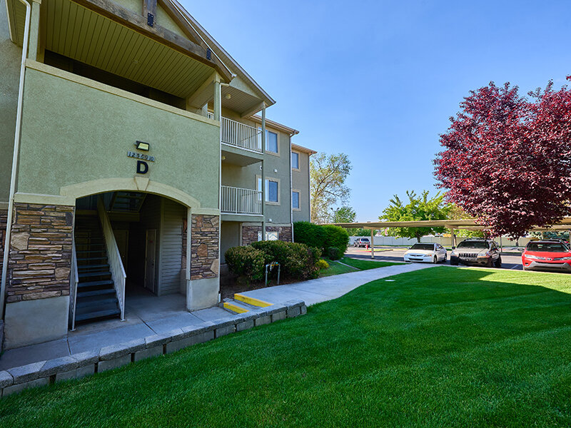 Exterior View of Apartment Entrance | Autumn Hills Apartments