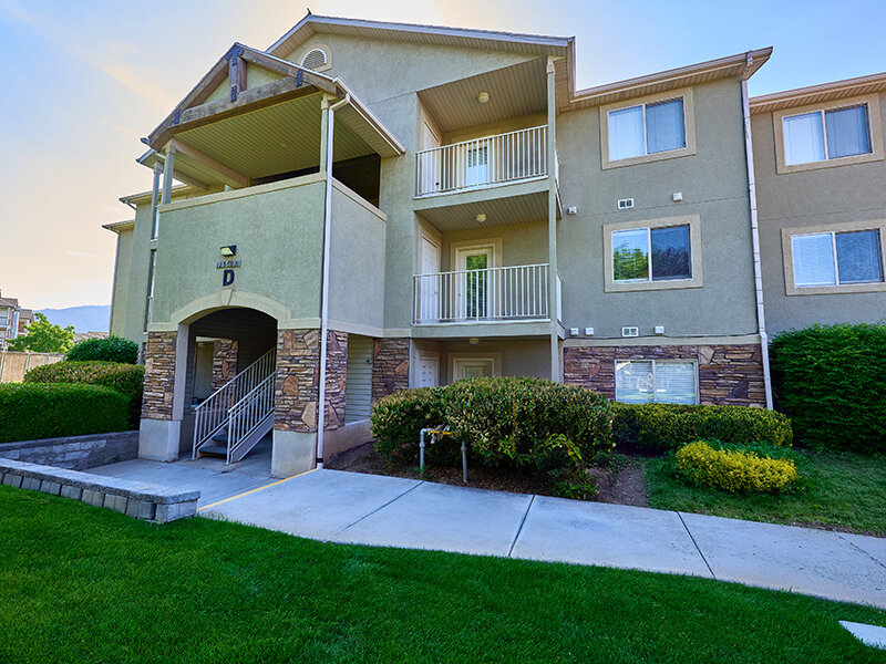 Apartment Property with Sidewalk Foliage | Autumn Hills Apartments