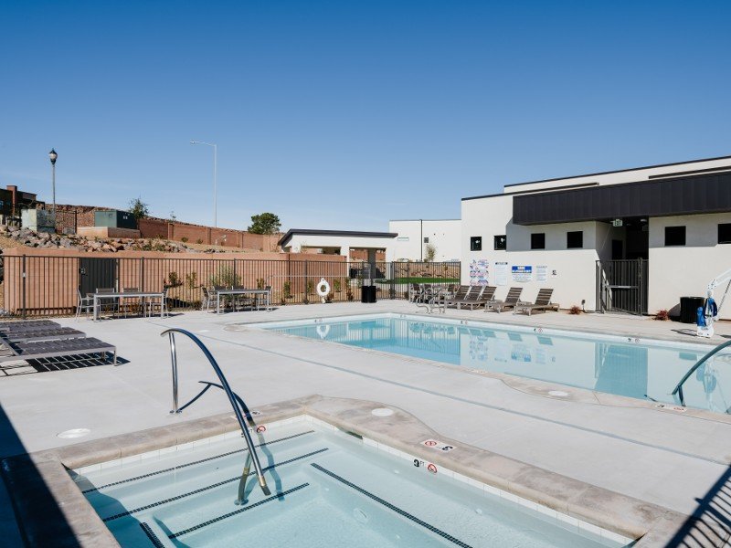 Hot Tub and Swimming Pool | Bloomington Apartments
