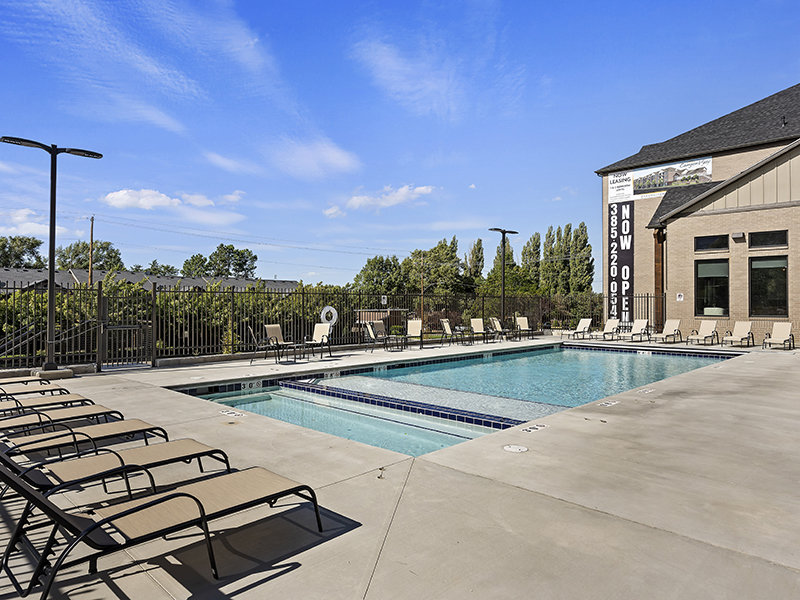 Sparkling Pool | Canyon View Living on 12th