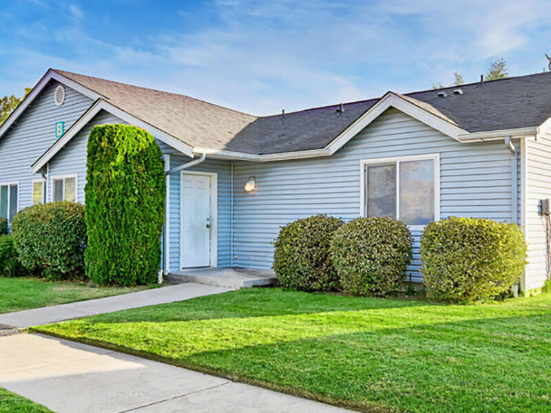 B Exterior | Casa Del Sol Apartments in Sunnyside, WA