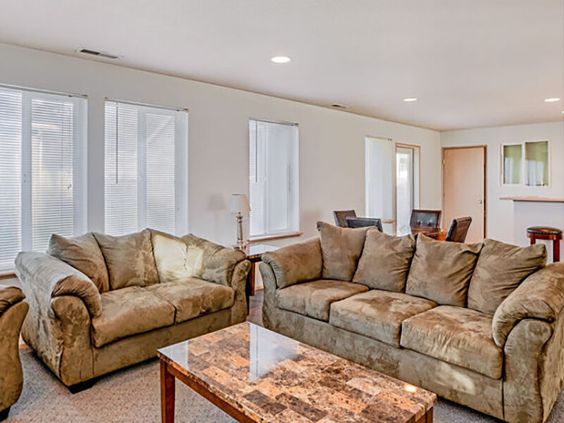 Living Room | Casa Del Sol Apartments in Sunnyside, WA
