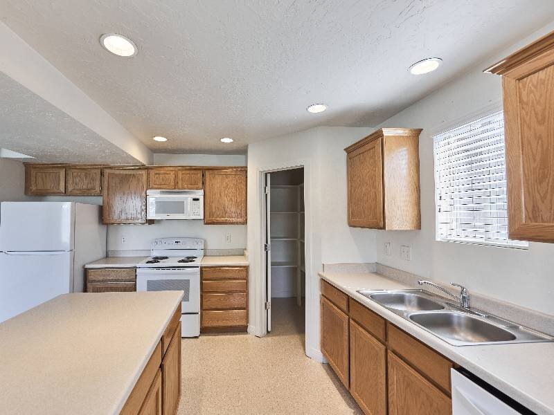 Kitchen | Garden View Townhomes