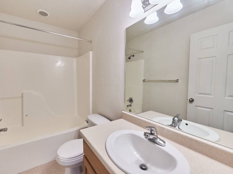 Full Bathroom | Garden View Townhomes