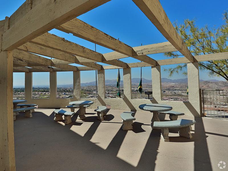 Picnic Area | Kings Hill Apartments in El Paso