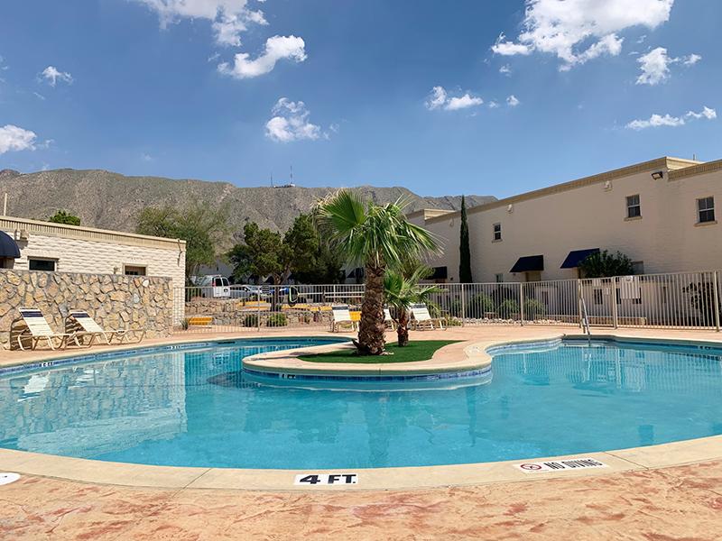 Outdoor Pool | Kings Hill Apartments in El Paso