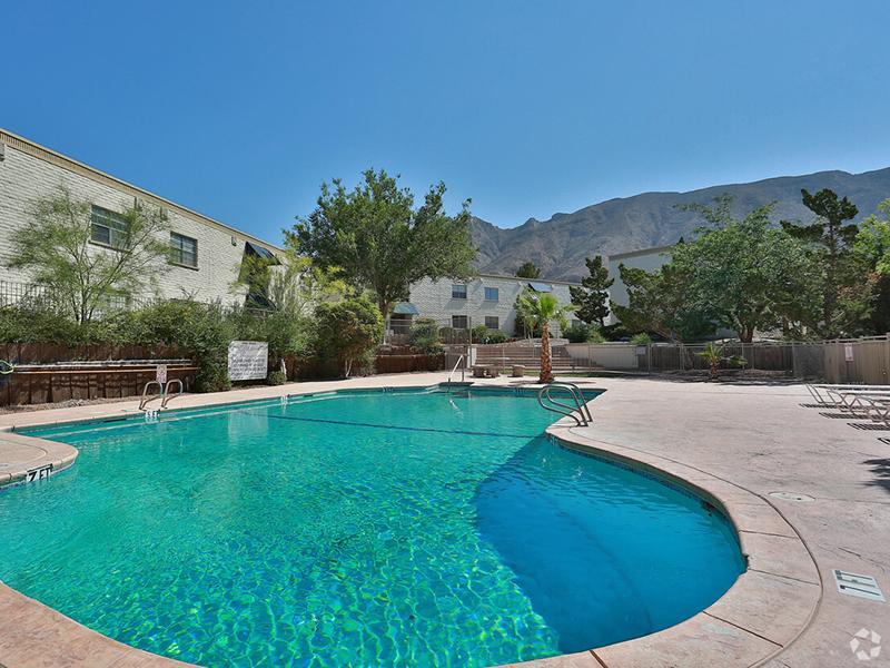Pool | Kings Hill Apartments in El Paso