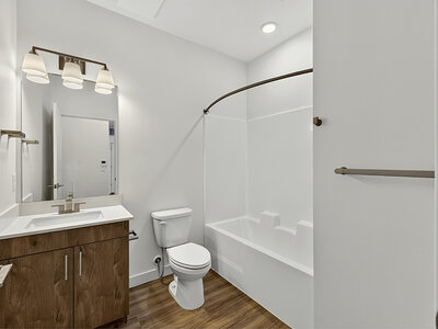 Full Bathroom | Kuna Commons