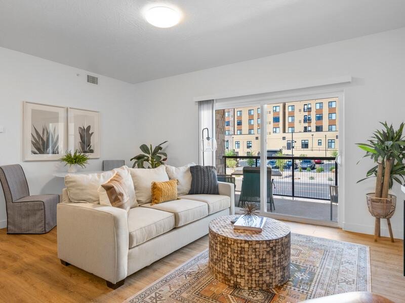 Living Room | La Vida at Sienna Hills Apartments in Washington