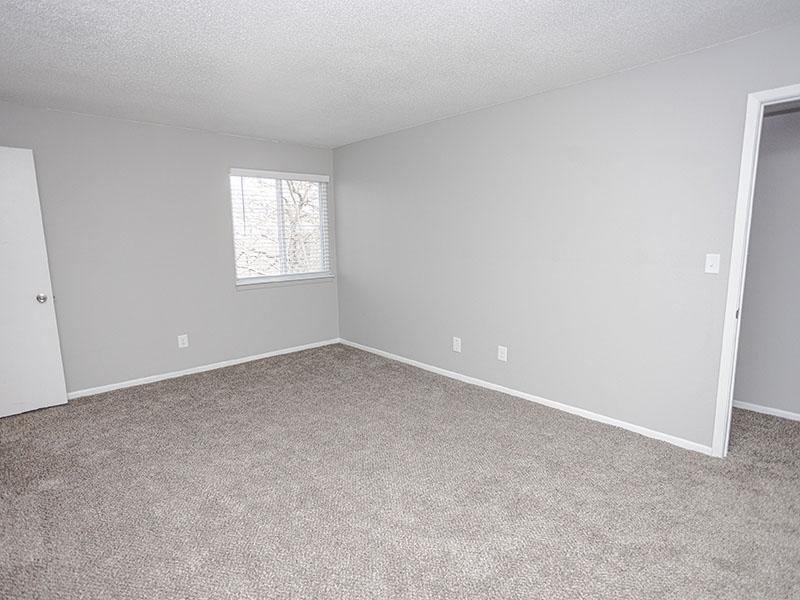 Carpeted Bedroom | Riverside Heights Apartments in Riverside, MO